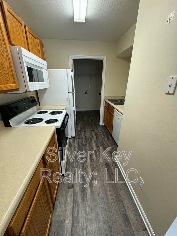 Building Photo - 220 Willow Creek Drive