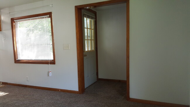 Building Photo - Cute 2 Bedroom Home