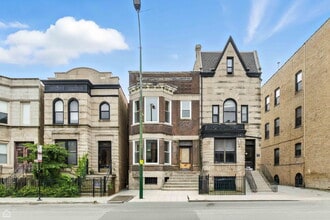 Building Photo - 909 W Addison St