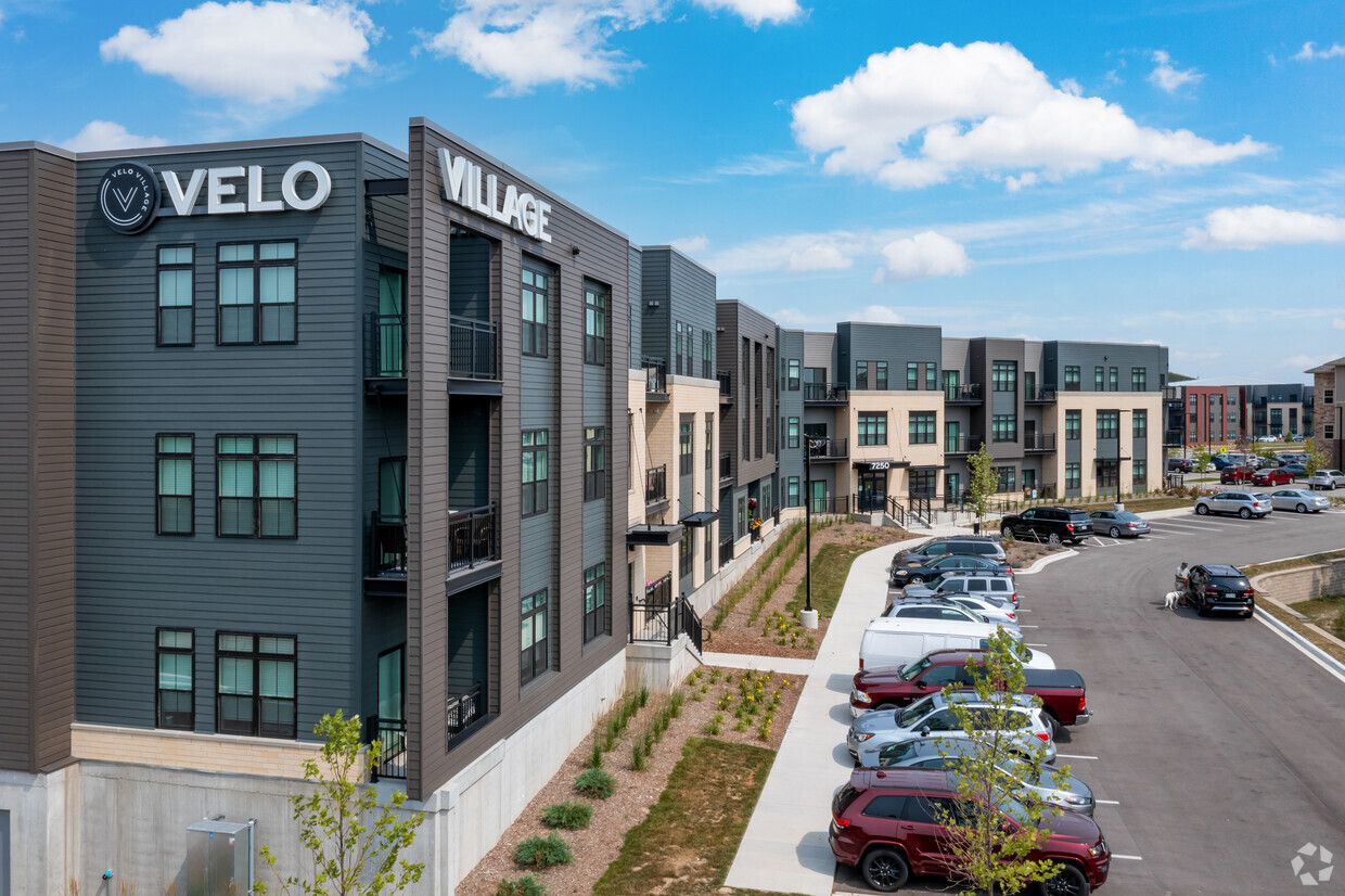 Exterior y estacionamiento del edificio | Velo Village | Apartamento en Franklin, Wisconsin - Velo Village