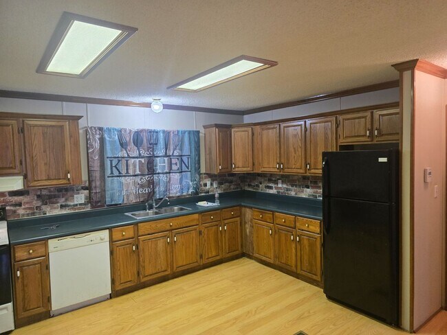 Foto del edificio - 3 Bdrm 2 bath Double Wide, large lot