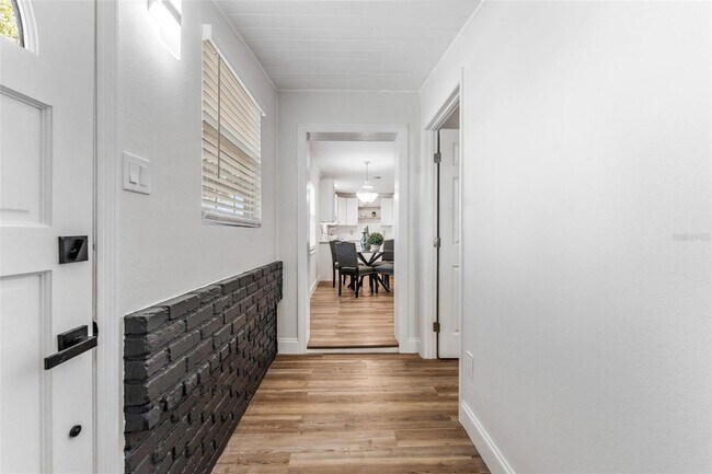 Foto del edificio - 8703 Driftwood Dr