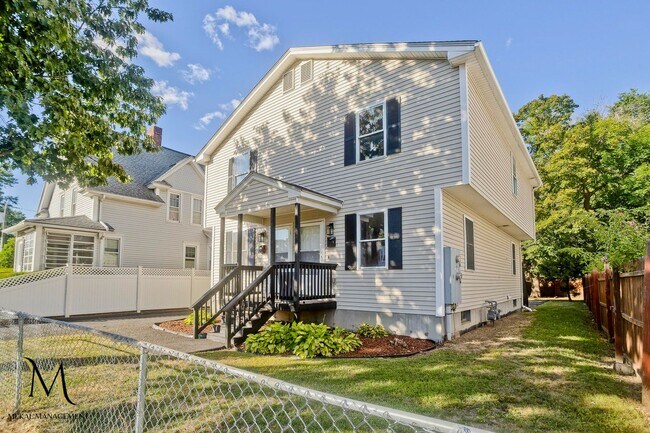 Building Photo - 581-583-583 Armory St
