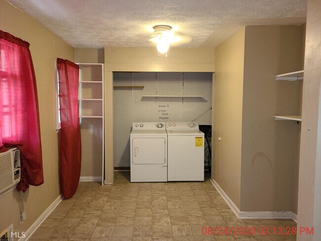 Building Photo - 123 E Mimosa Dr