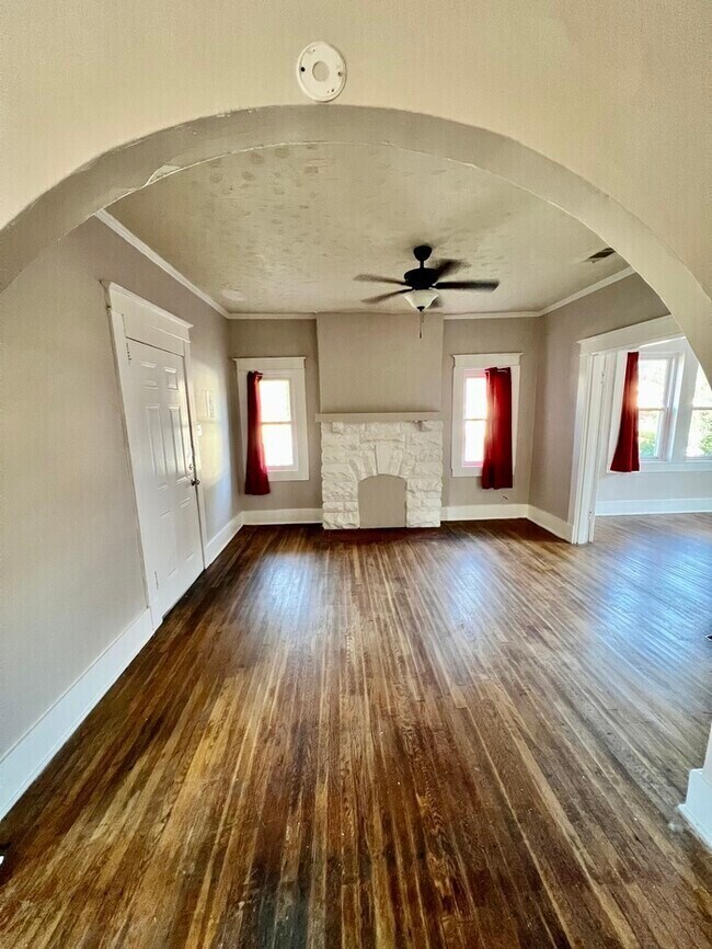 Building Photo - Historic Home 4 Bedroom