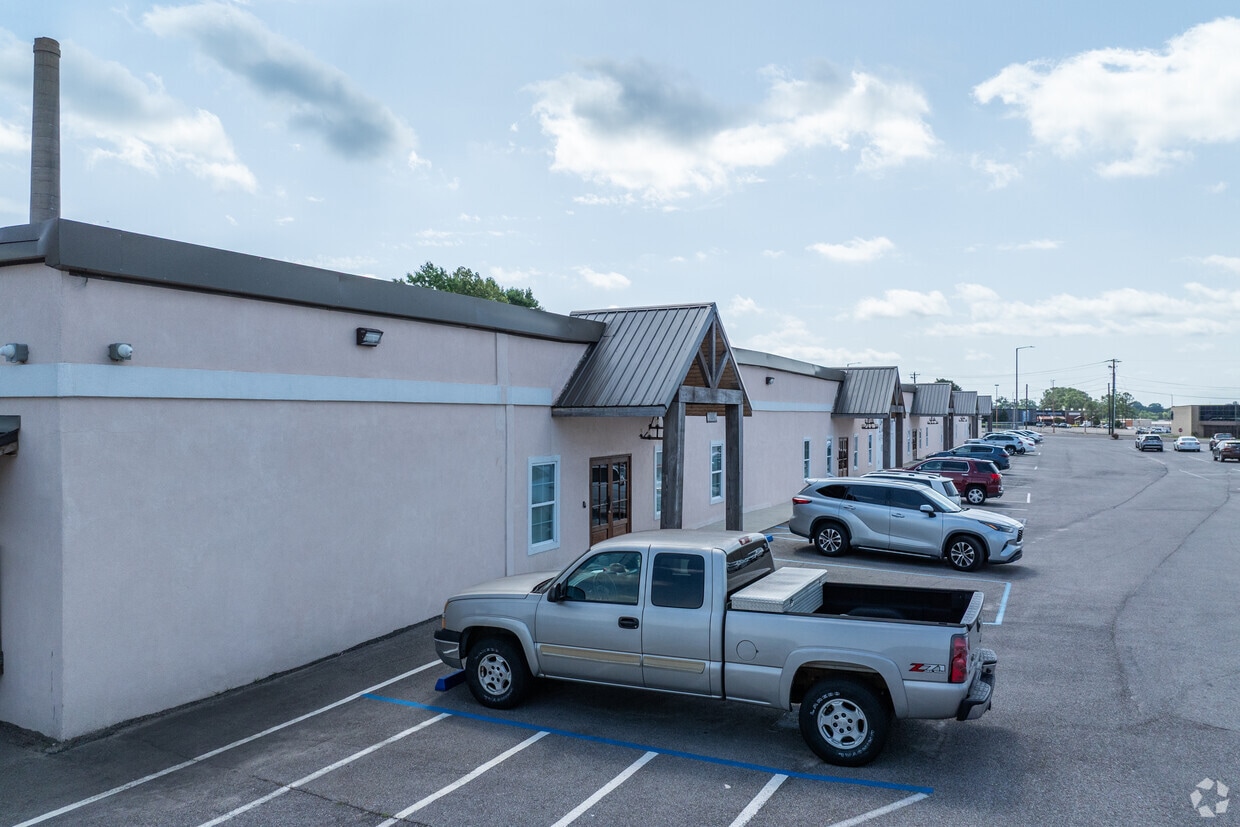 Building Photo - Pine Burr Apartments