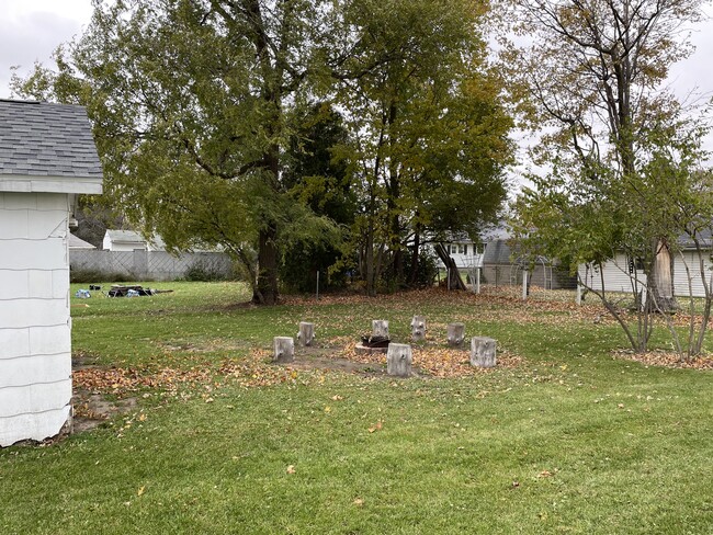 Large back yard - 926 Glenn St