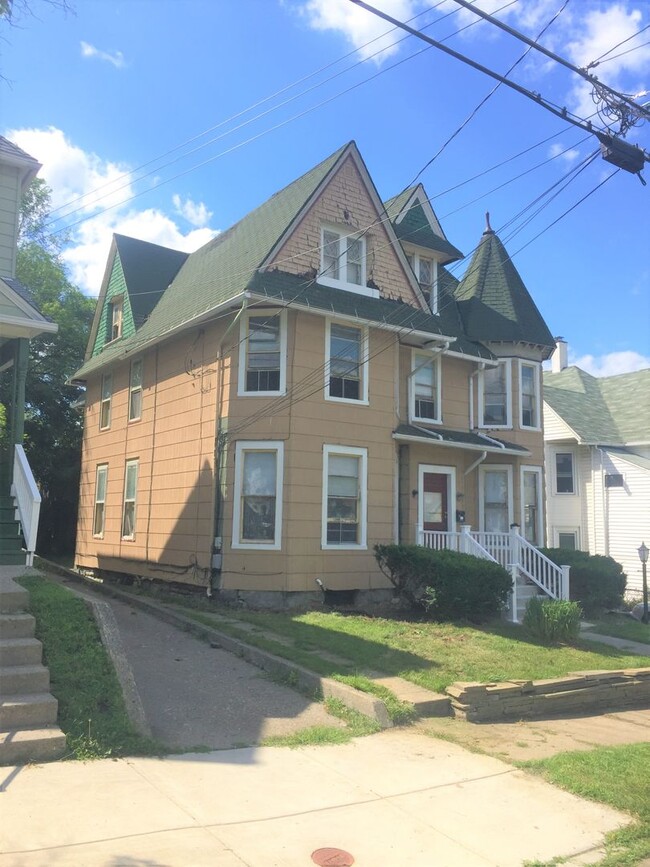 Building Photo - 79 Chapin St