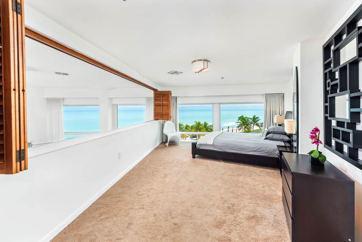 Primary Photo - 5445 Collins Ave