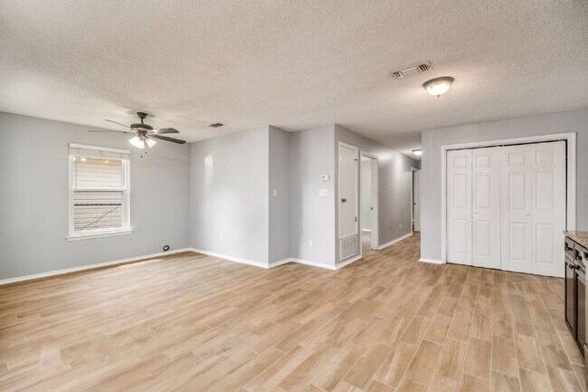 Foto del edificio - Charming 3-Bedroom Home Near Downtown Pens...