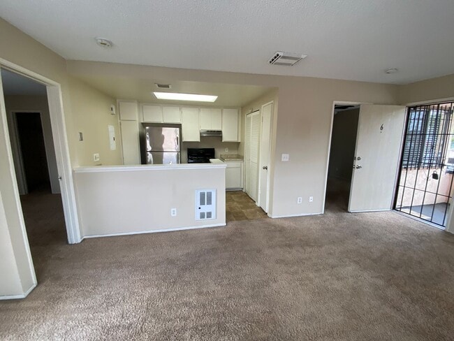Building Photo - 2 BR 2 BA 1 Story Condo w/Balcony W/D Gate...