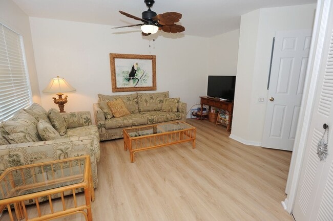 Building Photo - OFF-SEASON 2026 : 2 Bedroom 2 Bath Furnished Rental in Vanderbilt Lakes