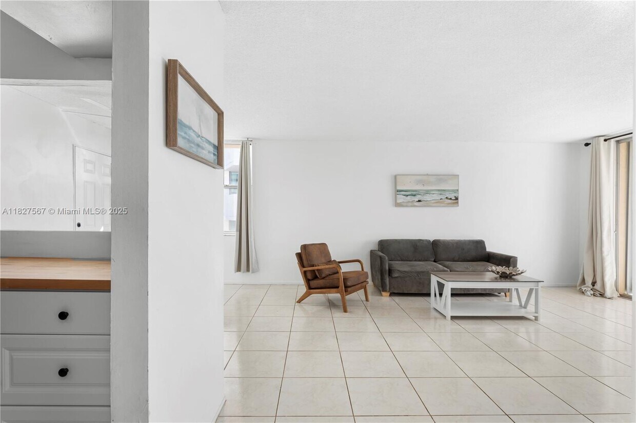 Foto principal - 9440 W Bay Harbor Dr