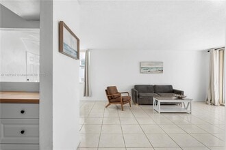 Building Photo - 9440 W Bay Harbor Dr