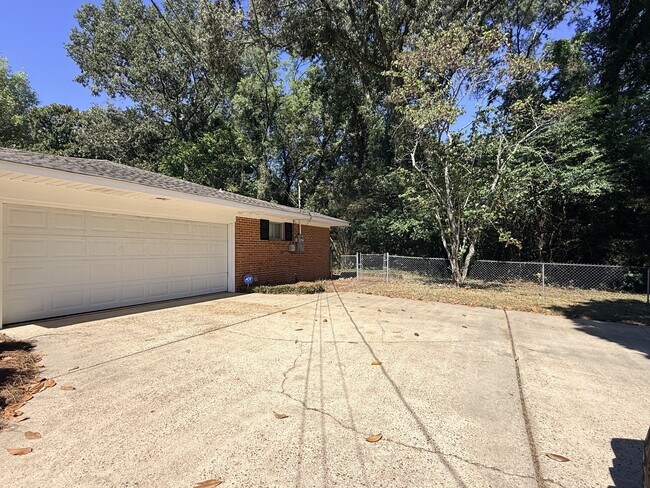 Building Photo - 713 Sweeten Creek Rd