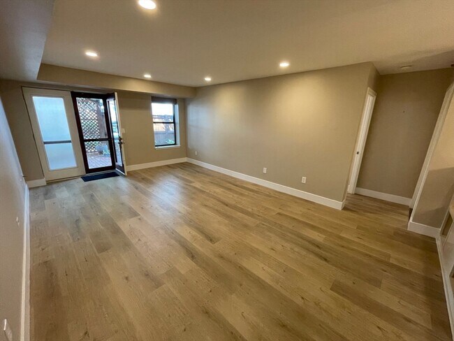 Building Photo - 71 Fulkerson St