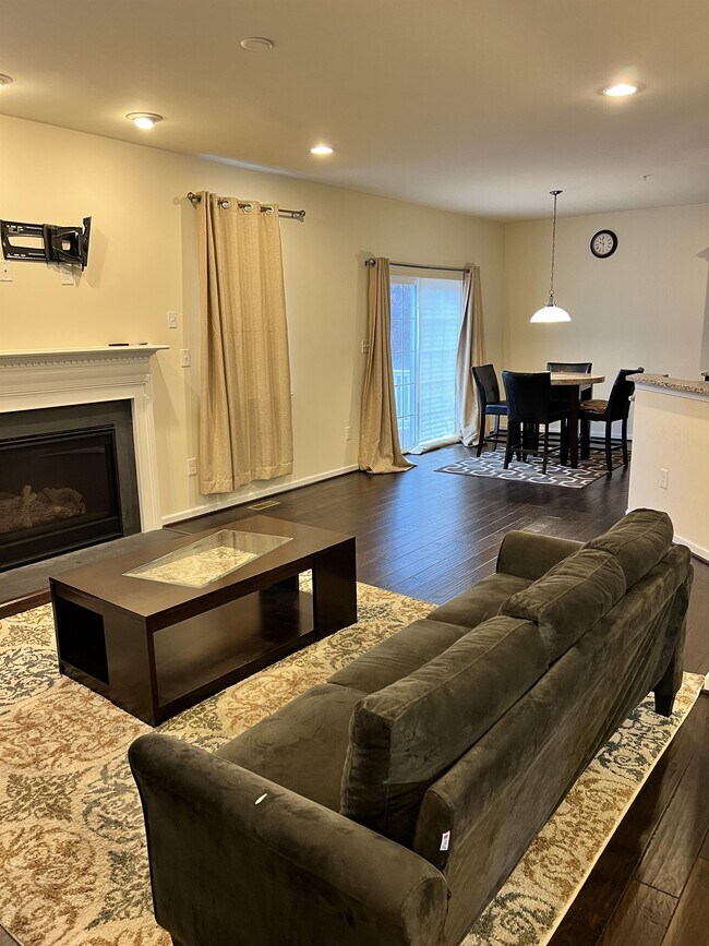Building Photo - 7811 Stonebriar Dr