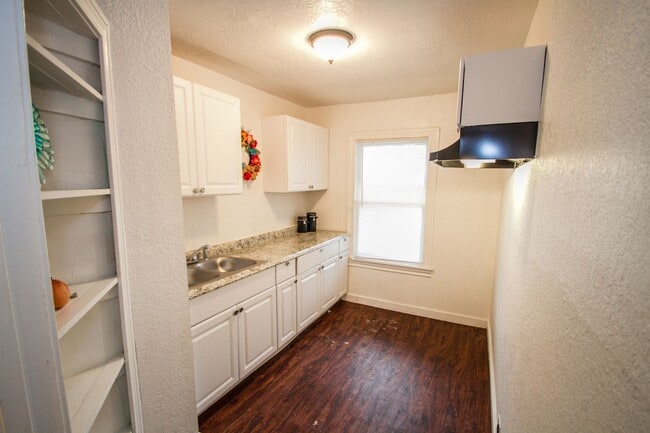 Photo - 932 Poinsettia St Apartment