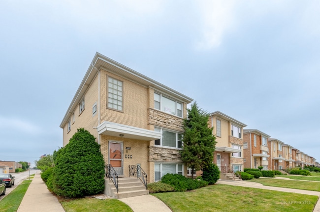 Photo - 4600 N Sayre Ave (Harwood Heights, IL) Apartment