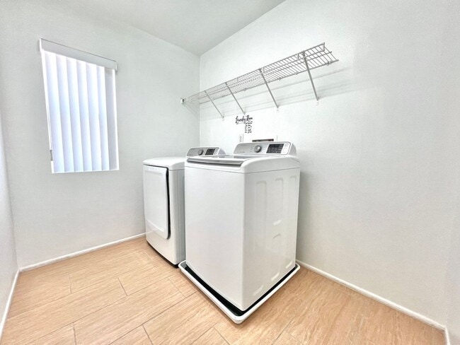 Building Photo - Spacious 4 Bed, 3 Bath Two-Story Home with...