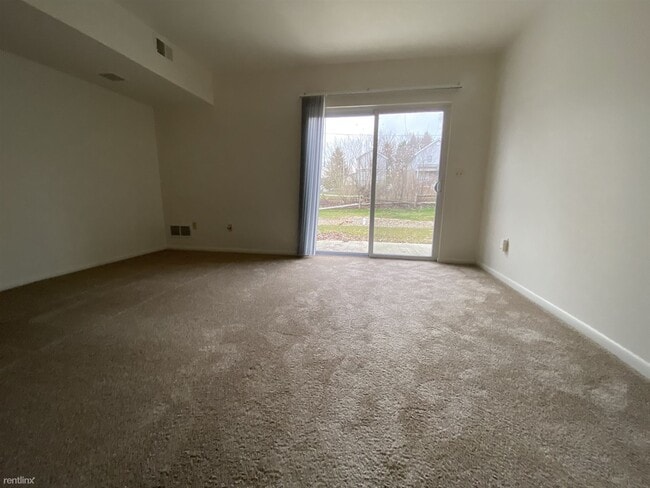 Building Photo - 2 br, 1 bath Townhome - 735 Hemlock Square