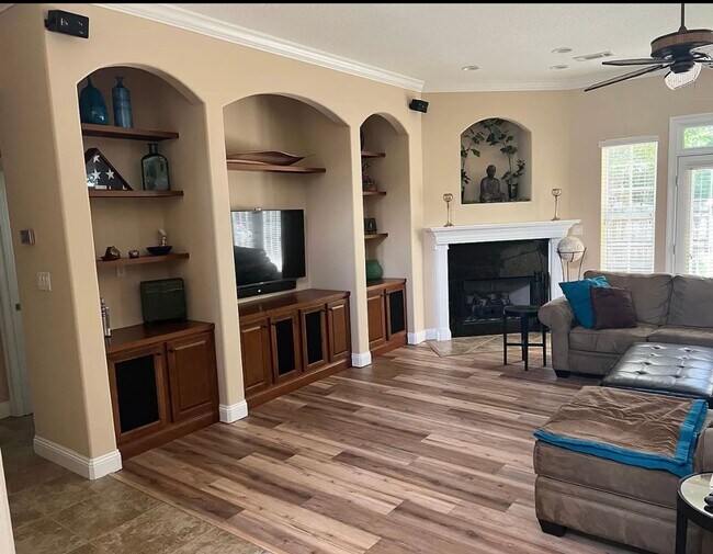 Building Photo - Spacious 3/2 Home for rent