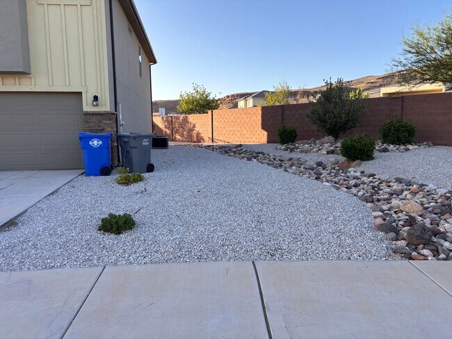Foto del edificio - 4 bed | 2 1/2 bath | 2 car garage in Desert Canyon with washer/dryer/fridge!
