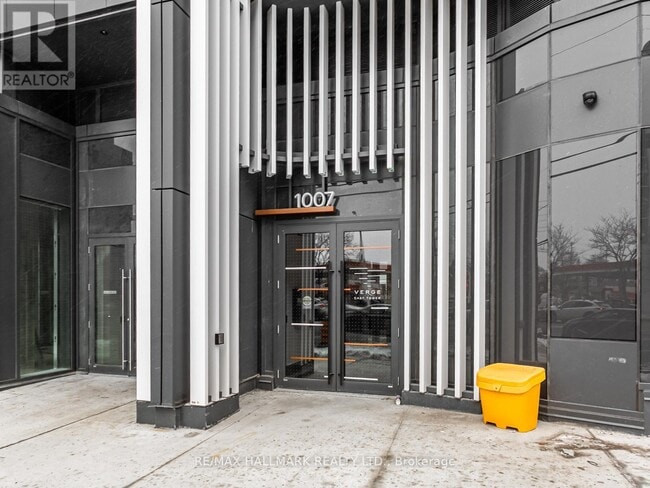 Building Photo - 1007 The Queensway