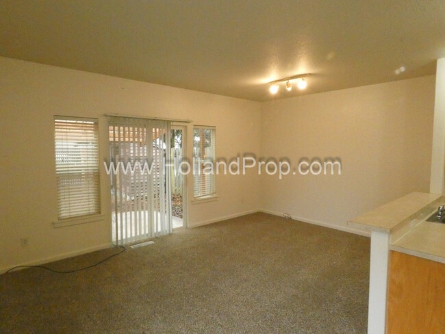 Building Photo - 3 Bedroom Duplex Great Located - Near 181st and Burnside Available for You!