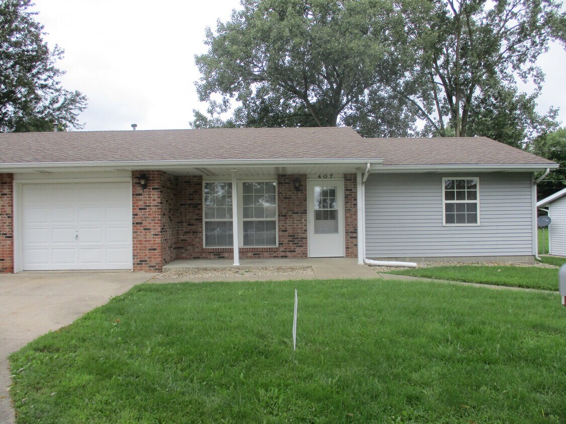 Primary Photo - NEW LISTING! 2 Bedroom Duplex in Albion!!!