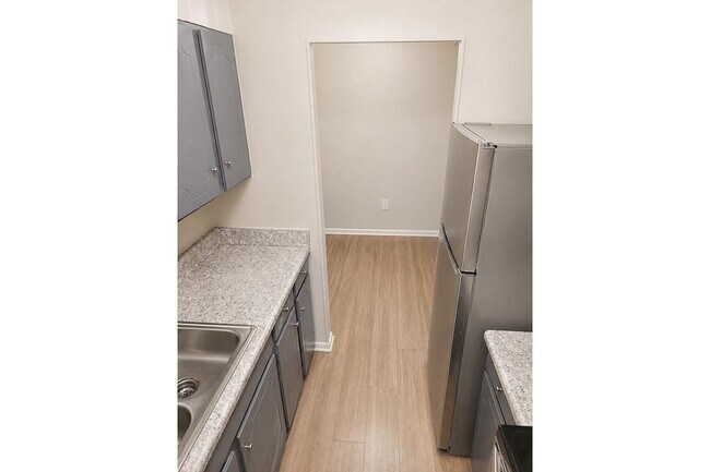 Adéntrate en la elegante modernidad de los apartamentos Richmond Hills. Disfruta de amplios espacios y acabados contemporáneos, perfectos para una vida cómoda. Mejora tu estilo de vida hoy mismo. ¡Agenda una visita para conocer tu nuevo hogar! - Richmond Hills Apartments