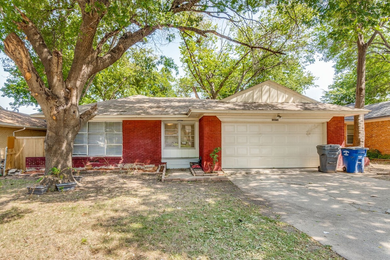 Foto principal - Spacious 3/2 with fenced yard, laundry roo...