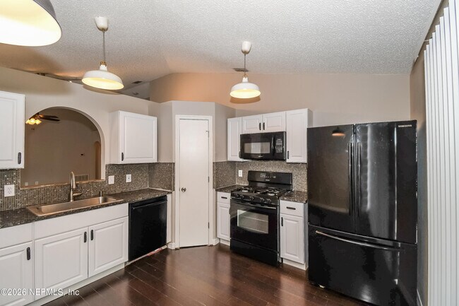 Foto del edificio - 7336 Lawn Tennis Ln