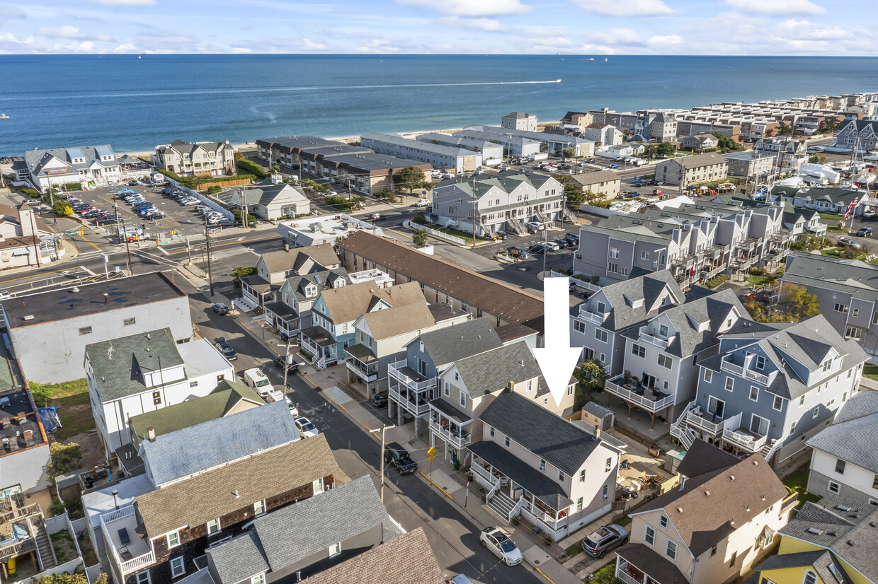 Walk to the beach! - 14 Center St