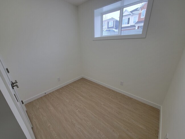 Photo du bâtiment - 20821-2019A 19A Ave NW