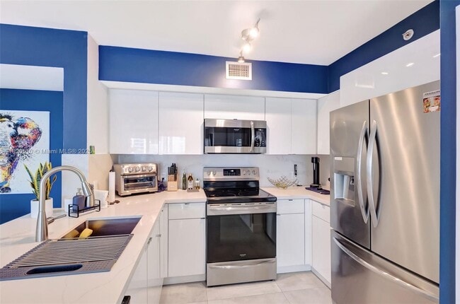 Building Photo - 1155 Brickell Bay Dr