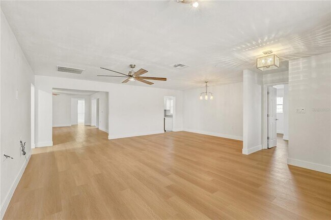 Foto del edificio - 7012 Pin Cherry Ln
