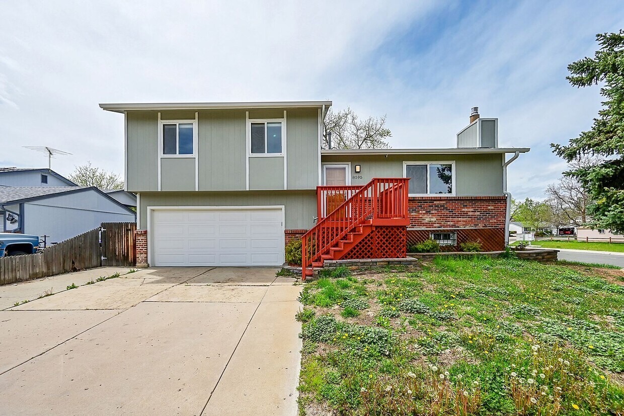 Foto principal - 4 bedroom, 2 bath home with 2 car garage