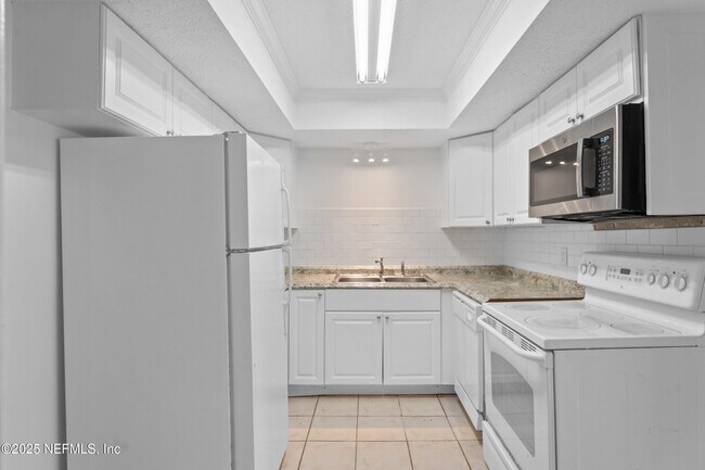Building Photo - 6552 La Mirada Dr E