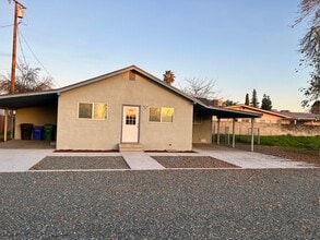 Building Photo - 537 W Morton Ave