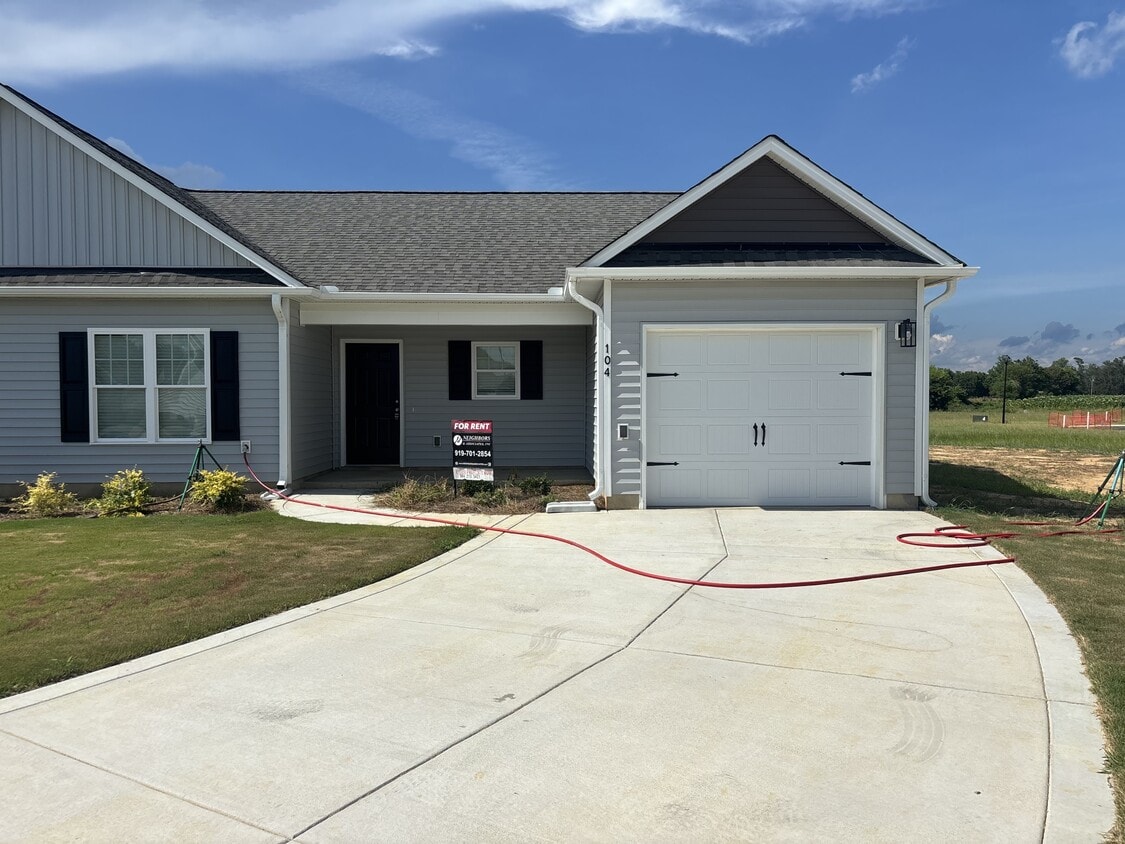 Primary Photo - 104 Berkshire Cir