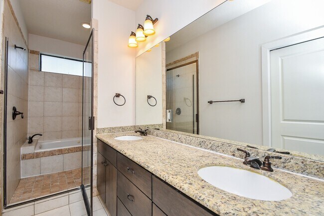 Foto del edificio - 2422 Navigation Blvd