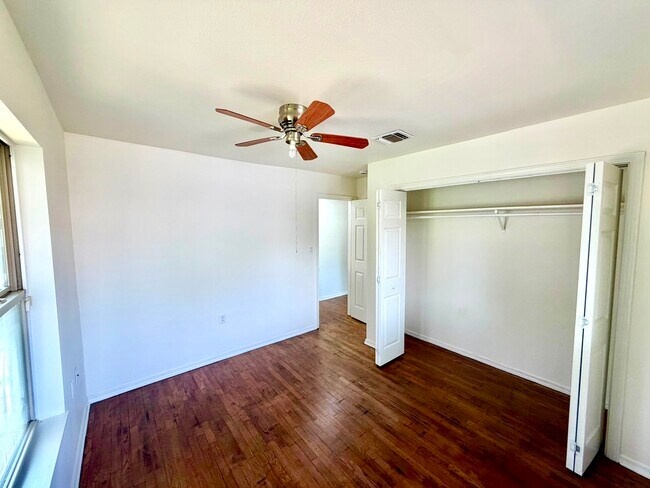 Building Photo - 515 Bangor Dr