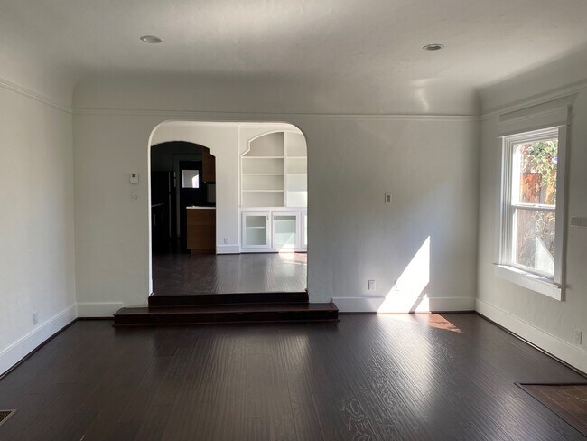 Building Photo - 1206 N Orange Grove Ave