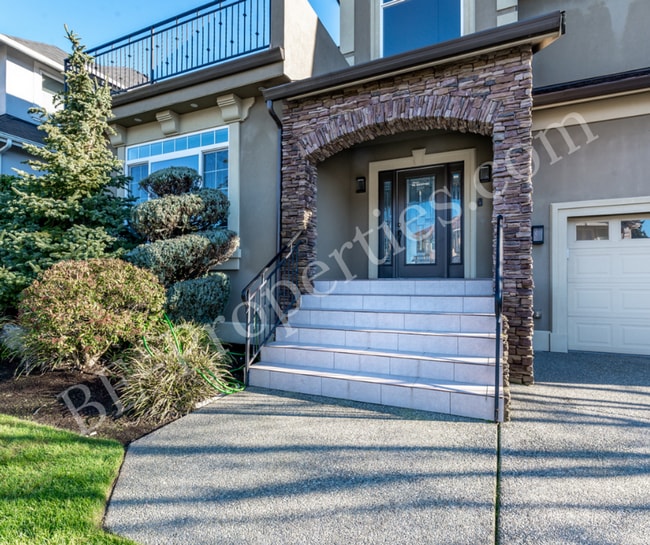 Building Photo - Beautiful Federal Way Home