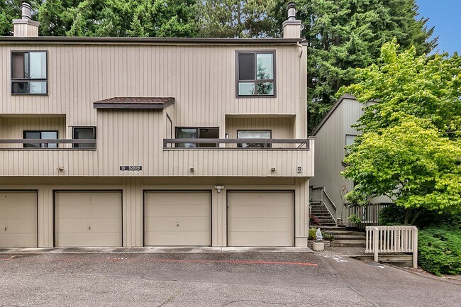 Building Photo - Renovated 3BR Townhouse in Desirable Lakev...