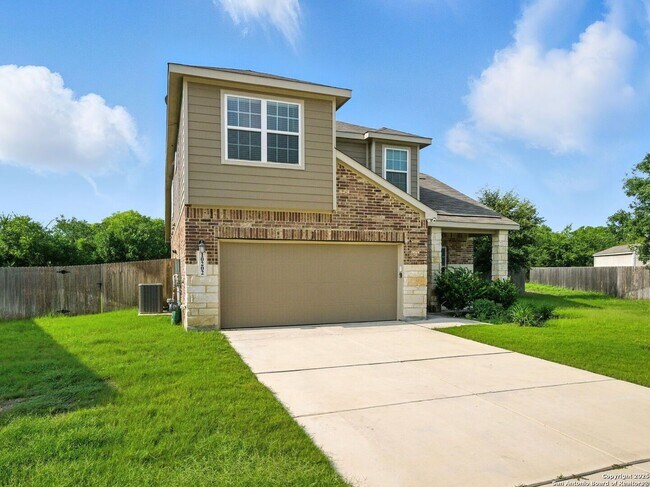 Building Photo - Charming Home Awaits: Spacious & Modern Li...