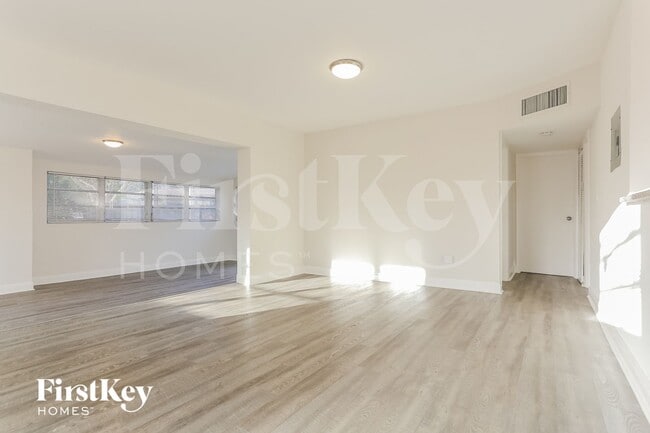 Building Photo - 1571 NE 44th St