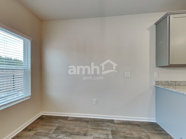 Foto del edificio - 3260 Emberly Dr