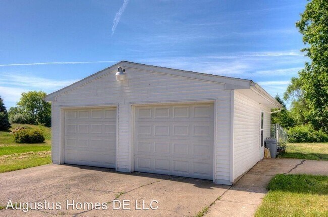 Foto del edificio - 18275 Cavanaugh Lake Rd